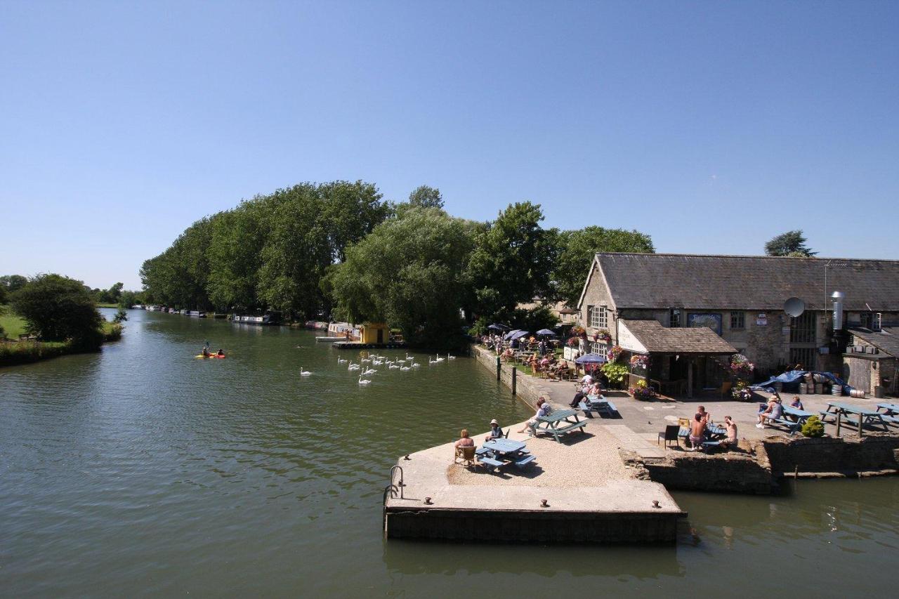 The Riverside Lechlade Exterior foto