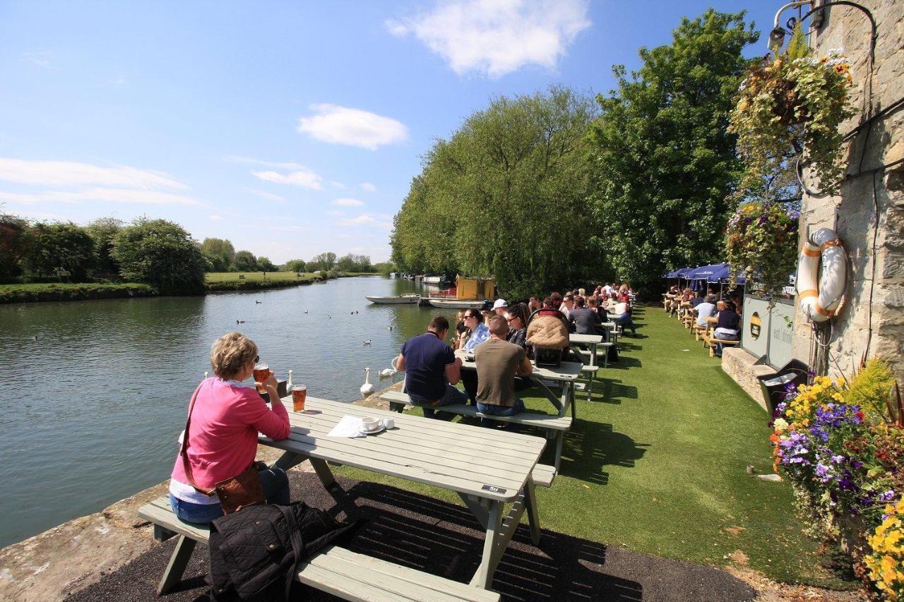 The Riverside Lechlade Exterior foto